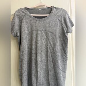 lululemon athletica Heather Gray Short Sleeve Tee